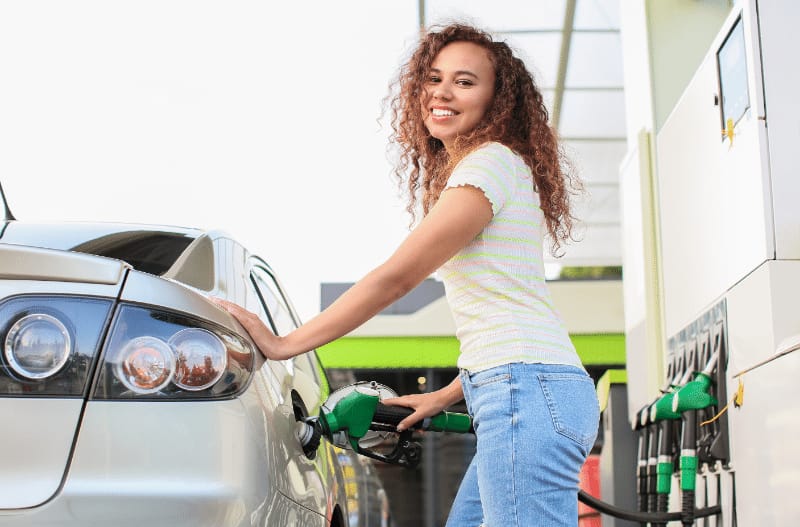filling up a tank of gas to help build credit using credit card